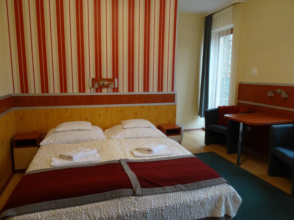 Fortuna Hotel Μίσκολτς Δωμάτιο φωτογραφία