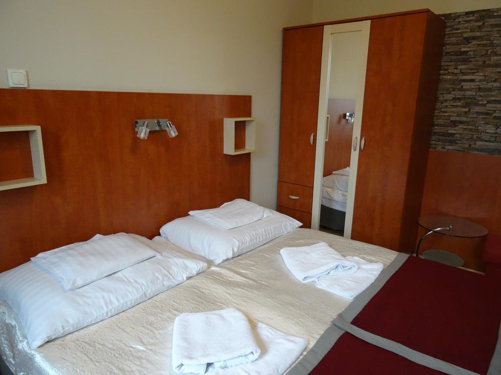 Fortuna Hotel Μίσκολτς Δωμάτιο φωτογραφία